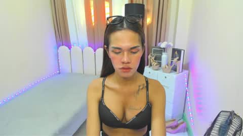 Snapshot of seductive_aliyah chatting on May 27, 6:43 am aliyah online show from May 27, 6:43 am
