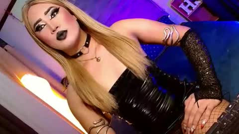 Snapshot of seductive_scarllete chatting on April 19, 11:42 am SCARLETTE online show from April 19, 11:42 am