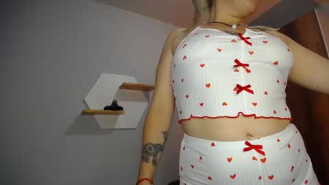 Yeyis  online show from January 22, 4:23 am