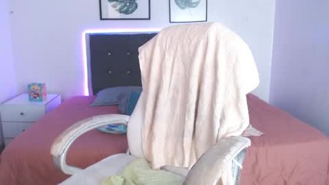 Snapshot of selena_hotmilf chatting on April 21, 5:39 pm Selena online show from April 21, 5:39 pm