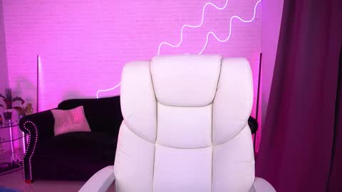 selenairis online show from November 4, 9:25 pm