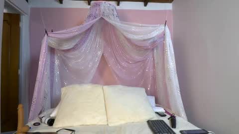 selene online show from May 15, 12:01 pm