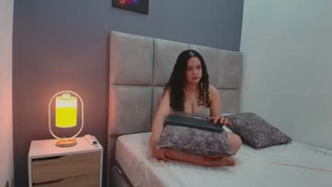 Snapshot of selenevalois chatting on June 15, 1:35 pm selenevalois online show from June 15, 1:35 pm