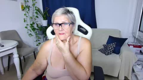 Selenna online show from February 1, 6:39 pm