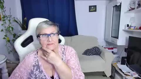 Snapshot of selenna57 chatting on April 4, 5:32 pm Selenna online show from April 4, 5:32 pm