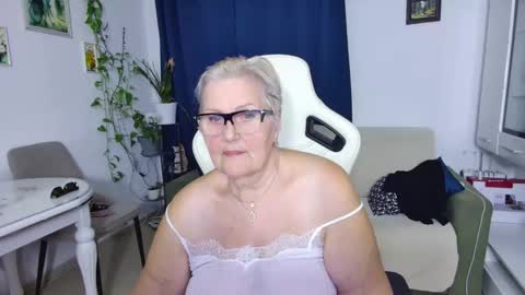 Snapshot of selenna57 chatting on April 10, 5:28 pm Selenna online show from April 10, 5:28 pm