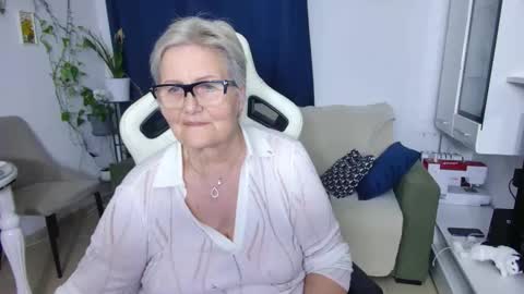 Snapshot of selenna57 chatting on April 15, 7:58 pm Selenna online show from April 15, 7:58 pm