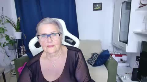 Snapshot of selenna57 chatting on April 18, 5:28 pm Selenna online show from April 18, 5:28 pm