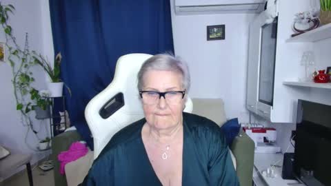 Snapshot of selenna57 chatting on April 18, 7:07 pm Selenna online show from April 18, 7:07 pm