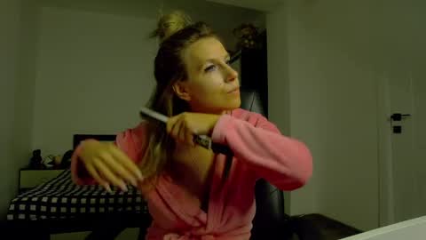 Snapshot of sellena_angel chatting on April 25, 6:38 pm sellena_angel online show from April 25, 6:38 pm