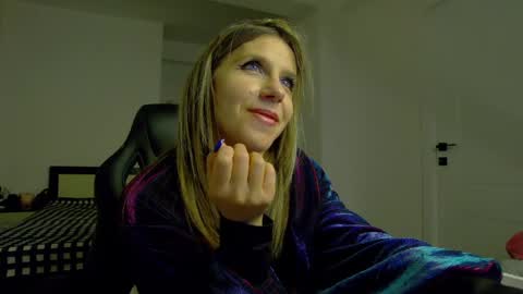 Snapshot of sellena_angel chatting on May 1, 6:01 pm sellena_angel online show from May 1, 6:01 pm