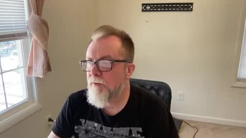 Snapshot of sensatyr chatting on December 7, 4:25 pm Daddy Dave online show from December 7, 4:25 pm