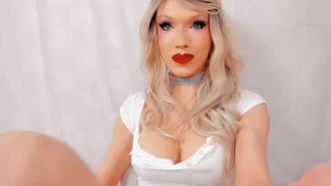 Snapshot of sensual_miss_mia chatting on April 21, 10:45 pm Mia online show from April 21, 10:45 pm