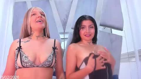 Snapshot of sensually_explosive chatting on February 15, 11:12 pm Daniela y Estefany online show from February 15, 11:12 pm