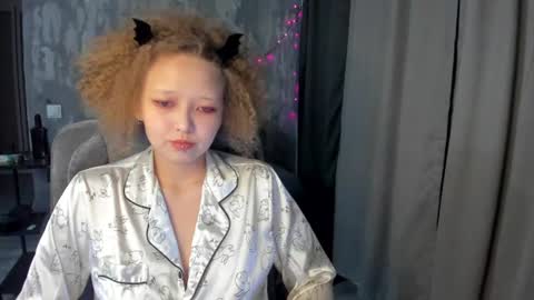 Snapshot of senya_sol chatting on June 27, 10:48 pm senya_sol online show from June 27, 10:48 pm