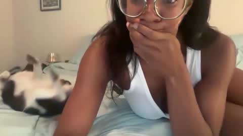 Serenity Bee   online show from December 16, 11:10 pm