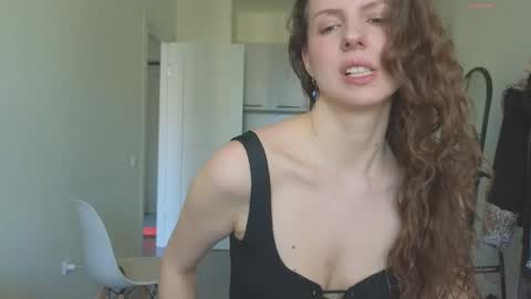 Snapshot of sereta_fin chatting on June 7, 10:41 am Hey Guys and Girls non-binary personalities Im Sereta online show from June 7, 10:41 am