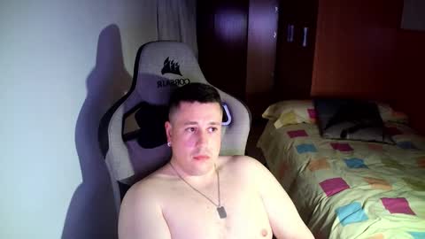 Snapshot of sergio95n chatting on March 8, 12:52 am Pollos online show from March 8, 12:52 am