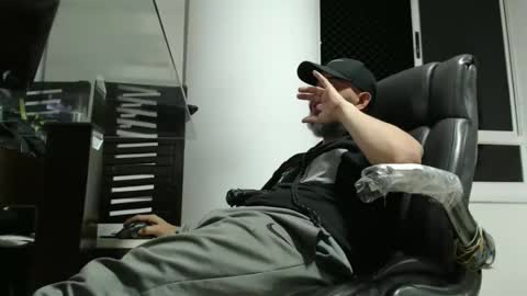 Snapshot of serioyhetero19 chatting on April 8, 12:32 am hetero serio discreto online show from April 8, 12:32 am