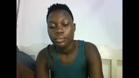 Snapshot of sexqueen02 chatting on December 29, 3:33 am sexqueen02 online show from December 29, 3:33 am