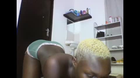 Snapshot of sexqueen02 chatting on March 5, 3:18 am sexqueen02 online show from March 5, 3:18 am
