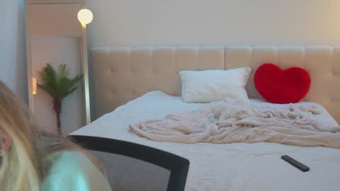 Snapshot of sexxylorry chatting on February 18, 7:21 pm Lorry small boobs and Maya big boobs friends with benefits online show from February 18, 7:21 pm