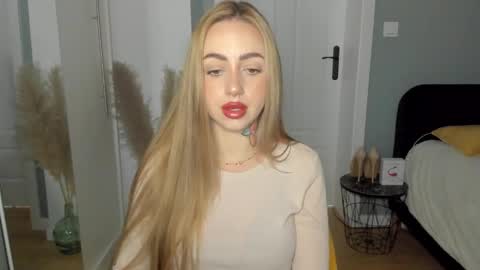 C o r a l i e online show from May 9, 6:51 am