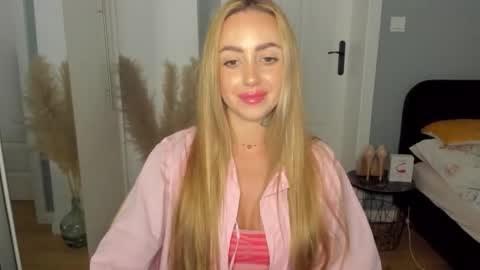 C o r a l i e online show from May 29, 2:26 pm