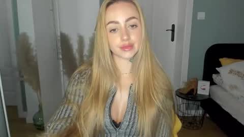 Snapshot of sexy_coralie chatting on June 10, 1:43 pm C o r a l i e online show from June 10, 1:43 pm