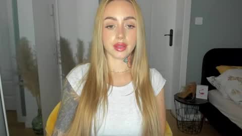 Snapshot of sexy_coralie chatting on June 11, 1:53 pm C o r a l i e online show from June 11, 1:53 pm