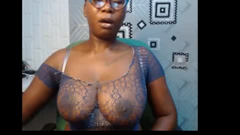 Snapshot of sexy_pearl12 chatting on January 3, 6:33 am zoe online show from January 3, 6:33 am