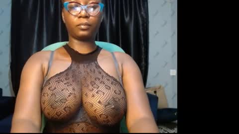 Snapshot of sexy_pearl12 chatting on January 25, 7:18 pm zoe online show from January 25, 7:18 pm