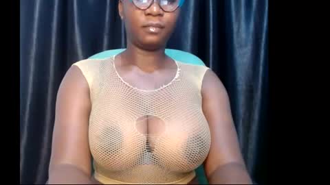 Snapshot of sexy_pearl12 chatting on February 23, 6:49 am zoe online show from February 23, 6:49 am