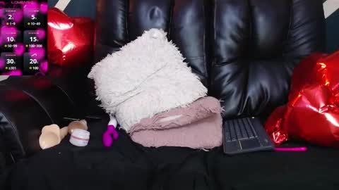 Snapshot of sexy_redgirl chatting on February 14, 3:00 am karoline online show from February 14, 3:00 am