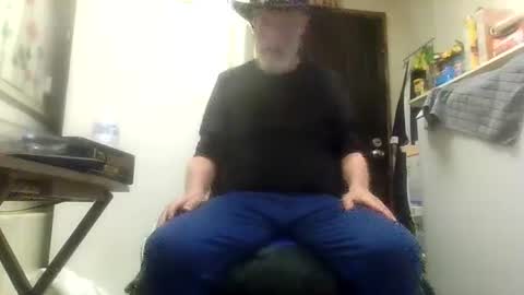 Snapshot of sexy_white_daddy chatting on April 20, 7:11 am Daddy online show from April 20, 7:11 am