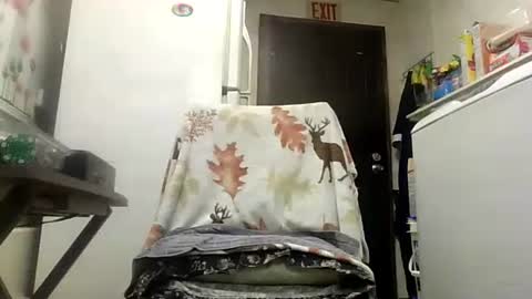 Snapshot of sexy_white_daddy chatting on April 21, 2:37 am Daddy online show from April 21, 2:37 am