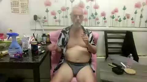 Snapshot of sexy_white_daddy chatting on April 25, 8:28 am Daddy online show from April 25, 8:28 am
