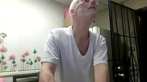 Snapshot of sexy_white_daddy chatting on April 26, 10:18 pm Daddy online show from April 26, 10:18 pm