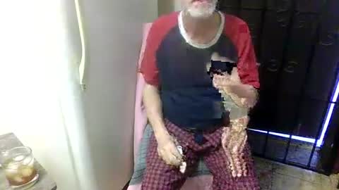 Snapshot of sexy_white_daddy chatting on May 3, 5:35 am Daddy online show from May 3, 5:35 am