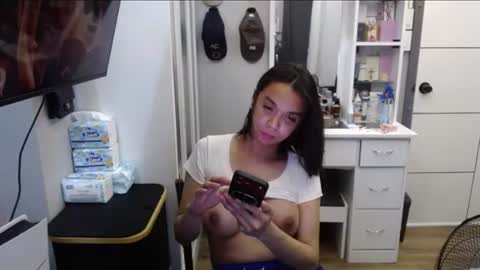 Snapshot of sexyasianzxx chatting on June 23, 10:13 am Sexyasianzxx online show from June 23, 10:13 am