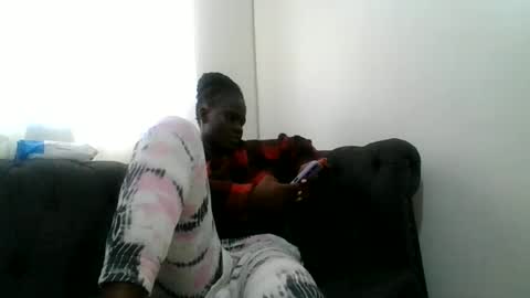 Snapshot of sexybeb25 chatting on May 15, 9:27 am yvonne online show from May 15, 9:27 am