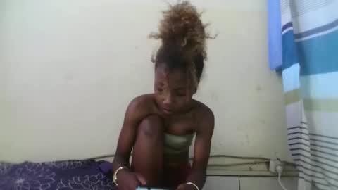 Snapshot of sexylittlebitch261 chatting on April 26, 7:28 am Elania online show from April 26, 7:28 am