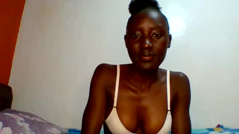 sexylucia5 online show from May 6, 11:43 pm