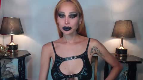 Snapshot of sexylusty2258 chatting on April 15, 2:40 am Queen Sofia online show from April 15, 2:40 am