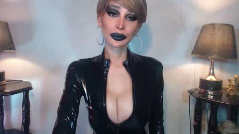 Snapshot of sexylusty2258 chatting on April 29, 2:48 am Queen Sofia online show from April 29, 2:48 am