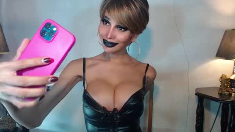 Snapshot of sexylusty2258 chatting on May 1, 3:11 am Queen Sofia online show from May 1, 3:11 am