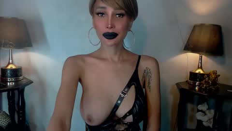 Snapshot of sexylusty2258 chatting on May 23, 3:01 am Queen Sofia online show from May 23, 3:01 am