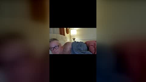 Snapshot of sexymundeman chatting on April 8, 3:06 am Raymond Art Model online show from April 8, 3:06 am