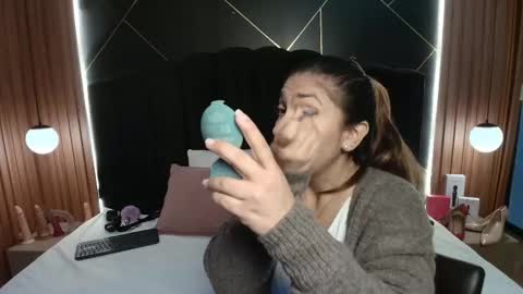 Snapshot of sexyrachel_ chatting on February 18, 12:34 pm R A C H E L online show from February 18, 12:34 pm