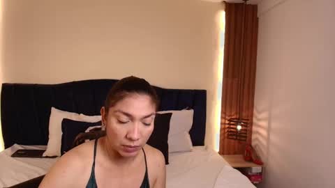 Snapshot of sexyrachel_ chatting on March 18, 11:57 am R A C H E L online show from March 18, 11:57 am